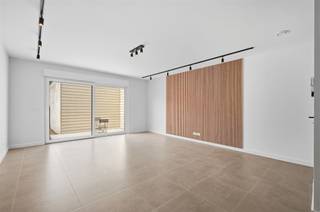 <p><span>In een stille éénrichtingsstraat (gratis parkeren), recht tegenover een rusthuis, ligt deze instapklare woning, waarvan de gevel is afgewerkt met witte sierpleister en een plint in blauwe hardsteen. Bij de totaalrenovatie met bouwvergunning, werden zelfs de tussenvloeren vervangen (beton). Het E-peil van 41 (A-label) werd bereikt dankzij nieuwe pvc ramen, superisolerend glas, warmtepomp, vloerverwarming, ventilatiesysteem, 6 zonnepanelen, etc. Subtiele details geven samen een degelijke indruk: elektrische rolluiken, videofoon, vloermatkader, trappen bekleed met tegels en wit geschilderde muren. De ruime leefruimte met open keuken (L-vorm) is volledig opengewerkt, met een groot schuifraam naar  het betegelde terras en de deels overdekte, onderhoudsvriendelijke tuinzone. De luxueuze U-vormige keuken,  beschikt over witte fronten met houtlook en kasten tot aan het plafond.  Afgezien van een Franke-dampkap, spotten we allemaal apparaten van Samsung:  kookplaat, oven, combi-microgolf en vaatwasser. De badkamer omvat een inloopdouche met regenfunctie en nis, een acryl ligbad, een dubbel badkamermeubel met houtlook, een brede spiegel en twee kolomkasten. De 2 aparte hangtoiletten met handwasmeubel vormen een bijkomend pluspunt. In de drie ruime kamers (laminaat) is telkens internet beschikbaar. De kamer op de tweede verdieping, beschikt als grote master bedroom over twee dakkapellen, ingemaakte kasten en afwerking tot in de nok.</span></p><p><span> </span></p>