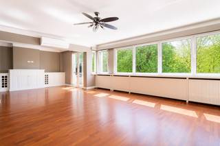 Locatie<br />Dit ruime appartement geniet van een toplocatie aan de Mechelsesteenweg 259, recht tegenover het Koning Albertpark en het Harmoniepark. Hier woont u in alle rust met een prachtig groen uitzicht, terwijl het bruisende stadsleven zich op wandelafstand bevindt.<br /><br />Winkels, supermarkten, horeca en openbaar vervoer liggen vlakbij. Ook het centrum van Antwerpen en de belangrijkste invalswegen zijn vlot bereikbaar.<br /><br />Beschrijving<br />Dit uitzonderlijk ruime appartement op de derde verdieping combineert licht, comfort en een aangenaam gevoel van ruimte.<br /><br />De royale woon- en eetkamer baadt in natuurlijk licht dankzij de grote raampartijen en biedt een prachtig zicht op het groen. De keuken is volledig uitgerust met kwalitatieve toestellen en een ruime Amerikaanse koelkast.<br /><br />Het appartement beschikt over drie ruime slaapkamers, met de mogelijkheid om eenvoudig een vierde slaapkamer te creëren. De master bedroom heeft een en suite badkamer met bad en douche, evenals een ruime dressing. <br /><br />De doorlopende houten vloer zorgt voor een warme uitstraling. Voor extra comfort zijn de woonkamer en master bedroom uitgerust met airconditioning (koelen en verwarmen). <br /><br />Ook is er de mogelijkheid om een autostaanplaats aan te kopen.<br /><br />Belangrijkste troeven<br />- Mogelijkheid tot aankoop autostaanplaats <br />- Topligging <br />- 3 slaapkamers (mogelijkheid tot 4)<br />- Uitgeruste keuken met Siemens-toestellen<br />- airconditioning<br /><br />Verplichte vermeldingen<br />EPC: B (195 kWh/m²)<br />P- & G-score: A<br />Stedenbouw: Wg-Vg-Gmo-Gvv-Gvkr