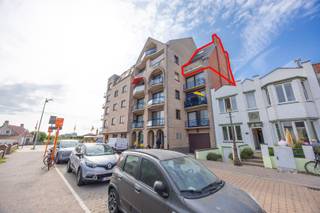PRACHTIG DUPLEXAPPARTEMENT OP RUSTIGE LIGGING NABIJ HET DUINENKERKJE<br />Gelegen in de Duinenhelmstraat 67, op een rustige en idyllische locatie vlak bij het Duinenkerkje in Oostende, bevindt zich dit prachtig afgewerkte duplexappartement. De ligging combineert rust met een vlotte bereikbaarheid van het strand, de duinen en alle voorzieningen.<br />U komt rechtstreeks binnen in de lichtrijke woonkamer met aansluitend een aangenaam zuidoostgericht terras. De open, volledig ingerichte keuken is afgewerkt met kwaliteitsvolle materialen. Verder bevinden zich op deze verdieping een vestiaire met praktische berging en een afzonderlijk gastentoilet.<br />Op de bovenverdieping bevindt zich een ruime slaapkamer met praktische ingemaakte kasten en een stijlvolle badkamer, volledig afgewerkt in Mortex. De badkamer beschikt over een uitzonderlijk ruime inloopdouche met geïntegreerde zitbank, wat zorgt voor extra comfort. De verzorgde materiaal- en kleurkeuze geeft het geheel een moderne en kwalitatieve uitstraling.<br />Het appartement beschikt bovendien over een privatieve kelderberging.
<ul>
<li>Opp: 58m² + terras 6m²</li>
<li>Luxueus gerenoveerd met ook voor detail</li>
<li>positieve elektrische keuring</li>
<li>KI: 939€</li>
<li>EPC: 355, (bij plaatsen van warmtepomp wordt EPC 175)</li>
</ul>