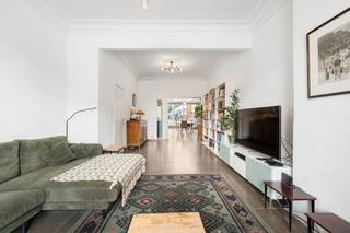 <p>Bent u op zoek naar een ruime instapklare woning met een multifunctioneel atelier? Dan is deze veelzijdige eigendom precies wat u zoekt.</p>
<p>Dankzij de rustige, maar centrale ligging nabij scholen, winkels, openbaar vervoer en met een vlotte verbinding naar de E17, E34, Antwerpen en Gent geniet u hier van een uitstekende bereikbaarheid. Naast de comfortabele gezinswoning beschikt deze eigendom over een multifunctionele ruimte van meer dan 100 m² met een aparte toegang. Ideaal voor zelfstandigen, vrije beroepen, opslag of het combineren van wonen en werken. Bovendien biedt de indeling de mogelijkheid om een tweewoonst of kangoeroewoning te realiseren.</p>
<p>Troeven<br />• Instapklare woning<br />• Mogelijkheid tot tweewoonst of kangoeroewoning<br />• Wonen en werken perfect combineerbaar<br />• Groot atelier van 170 m² met diverse gebruiksmogelijkheden<br />• 5 slaapkamers en 2 badkamers, ideaal voor grote gezinnen<br />• Zonnige tuin met veel privacy<br />• Conforme elektriciteitskeuring<br />• Goede ligging nabij scholen, openbaar vervoer en invalswegen</p>
<p>Neem vandaag nog contact op met je ERA-makelaar voor een bezoek. JOUW DROOMHUIS. ZO GEVONDEN!</p>