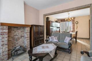 Immo3000 heeft een super toffe starterswoning te koop op een top locatie in Kessel-Lo op een boogscheut van het Provinciaal Domein, het station van Leuven en de Abdij van Vlierbeek.<br /><br />Deze woning vormt de ideale basis voor uw (eerste) renovatie project. Het gebouw geniet van een solide gebouwschil en werd op een aantal vlakken al onder handen genomen. Zo werden de ramen reeds vernieuwd (PVC HR X2), de centrale verwarming aangepast (gas condens) en het dak geïsoleerd.<br /><br />Op het gelijkvloers kom je via de gezellige inkomhal in de leefruimte met vooraan de living en achteraan de eetkamer die doorloopt naar de keuken. Achter de keuken vinden we de wasplaats met toilet en via de veranda kom je in de toffe tuin (met verbinding naar de straat!).<br /><br />Op het 1e verdiep tellen we 2 ruime slaapkamers, een kinderkamer / bureau en een badkamer.<br /><br />Op het 2e verdiep is er ruimte om, mits de nodige aanpassing, nog 2 mooie kamers te creëren.<br />De woning beschikt verder ook nog over een ruime, droge kelder die uiterst geschikt is als berging.<br /><br />Benieuwd hoe u in deze woning uw woondroom kan realiseren? Bel 016 60 3000 en kom een kijkje nemen.