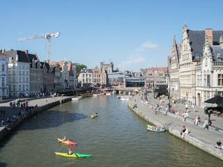 <strong>Karaktervolle schakelwoning met drie ruime slaapkamers gelegen in een prachtig neoclassicistisch hoekgebouw in het centrum van Gent.</strong><br /> <br />Hier woon je op één van de meeste gegeerde centrumlocaties van Gent, met koffiebars, restaurants en winkels letterlijk om de hoek. Een ideale uitvalsbasis voor levensgenieters, young professionals of wie op zoek is naar een ruime pied-à-terre in het centrum van de stad.<br /> <br />Deze schakelwoning (213 m²) is gelegen een statig hoekgebouw met slechts drie entiteiten en beschikt over een private lift die rechtsreeks toegang biedt tot de tweede verdieping. Het kleinschalige karakter van de residentie vertaalt zich in een eenvoudig beheer en lage gemeenschappelijke lasten.<br /> <br />Op de tweede verdieping vinden we een ruime overloop, drie volwaardige slaapkamers en een recent vernieuwde badkamer met inloopdouche. De bovenste verdieping is ingericht als sfeervolle leefruimte met aansluitend een dakterras dat een magnifiek uitzicht biedt over de stad. Uitgesneden uit het dakvolume biedt het terras een zonnige, beschutte plek met bijzonder veel privacy.<br /> <br />Hoge plafonds, originele plankenvloeren en houten ramen geven deze schakelwoning een bijzondere charme en uitstraling. <br /><br />Er bestaat een mogelijkheid tot de overname van een lopend huurcontract voor twee afgesloten garageboxen. Publieke parkings (voor bezoekers bv.) zijn in de onmiddellijke omgeving gelegen. <br /> <br /><strong>Een type pand dat maar zelden op de markt komt. </strong>