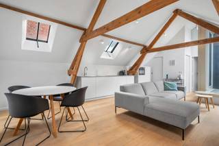 <p>Deze uniek appartement is gelegen in residentie “De Gaepaert” in een historisch pand pal in centrum van Aalst en bevindt zich op de tweede verdieping (geen lift aanwezig). Indeling: een lichtrijke leefruimte met open keuken en praktische berging, een gezellige terras, een toilet, een slaapkamer met aansluitend een badkamer met wastafel en inloopdouche. Tot slot is er een gemeenschappelijke fietsenberging + afvalruimte aanwezig. TROEVEN: zeer mooi afgewerkt,, heel veel natuurlijk licht dankzij de vele glaspartijen, hoge afwerkingsgraad, energiezuinig, unieke locatie met zicht op de binnentuin, gemeenschappelijke fietsenberging aanwezig, onmiddellijk beschikbaar. Meer informatie of bezoek? Contacteer Charlotte van IMMO TROEF: 052 52 52 00 - info@immotroef.be</p>