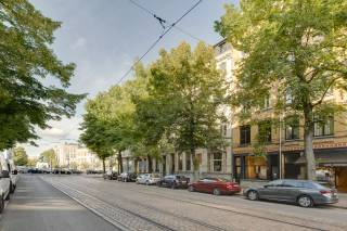 In de charmante Emiel Banningstraat vinden we het perfecte evenwicht tussen rustig wonen en genieten van het bruisende zuid. Op een steenworp van het KMSKA, het vernieuwde Zuidpark, gezellige cafés en restaurants, bevindt zich dit instapklare appartement op de eerste verdieping van een kleinschalig gebouw.<br /><br />Het kloppende hart van dit appartement is de bijzonder lichtrijke leefruimte, waar grote raampartijen, een mooie parketvloer en een authentieke schouwmantel zorgen voor een warme en karaktervolle sfeer. Aansluitend bevindt zich de open keuken, stijlvol geïntegreerd in de leefruimte en uitgerust met kwalitatieve inbouwtoestellen. Een volledige wand met ingemaakte kasten biedt bovendien heel wat praktische opbergruimte zonder afbreuk te doen aan het elegante karakter van de ruimte.<br /><br />Verder beschikt het appartement over twee volwaardige slaapkamers, die beide toegang bieden tot een gezellig balkon waar u in alle rust van de buitenlucht kunt genieten. De moderne badkamer is uitgerust met een ruime douche en een stijlvolle wastafel. In de nachthal bevindt zich daarnaast een praktische berging met aansluitingen voor een was- en droogmachine, evenals een apart gastentoilet.<br /><br />Kortom, een charmant appartement met karakter, comfort en een topligging op ’t Zuid.<br /><br />Interesse?<br />Contacteer LISTED voor een bezoek: +32 3 283 51 51.