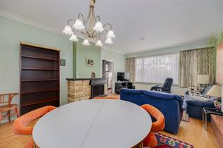 Zeer licht en goed onderhouden appartement met 2/3 slaapkamers en lift in een klein appartementsblok staat te koop op de Oudstrijderslaan 47...