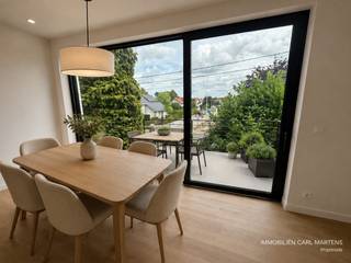 LAATSTE APPARTEMENT MET 2 SLAAPKAMERS te koop in Residentie Bouleau ! Geniet van 6% BTW! Energiezuinig nieuwbouwproject op aangename ligging. Het project bestaat uit 3 woningen en 7 appartementen. <br /><br /><u><strong>Eerste verdieping:</strong></u><br /><br />Via de inkomhal betreed je het appartement en kom je terecht in de ruime living die voorzien is van een terras en grote ramen. Open ingerichte keuken voorzien van kasten en toestellen. Technische berging met aansluiting voor wasmachine en droogkast. 2 slaapkamers en ingerichte badkamer.<br /><br />E peil 10 - Zonnepanelen - Warmte pomp met vloerverwarming.<br /><br />Grondwaarde: € 102.852,75 (onder registratie)<br />Bouwwaarde: € 239.989,75 (onder BTW)<br /><br />Staanplaats €20.000 - Berging: € 5.000 <br />Oplevering 2026<br /><br />Plannen, lastenboek, prijslijst beschikbaar op aanvraag.<br /><br />Voormelde prijzen zijn exclusief registratie (op grondwaarde) en BTW (op bouwwaarde)<br /> 