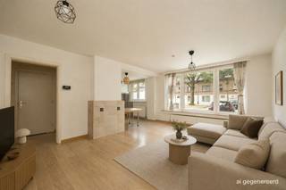 <p><span>Appartement clé en main au rez-de-chaussée avec cour ensoleillée dans un emplacement de choix à Borgerhout</span></p><p><span> </span></p><p><span>Vous cherchez un appartement prêt à l'emploi avec beaucoup de lumière, un espace extérieur agréable et une situation centrale ? C'est l'endroit qu'il vous faut. Cet appartement bien entretenu situé au rez-de-chaussée combine un espace de vie spacieux avec une cuisine ouverte, une chambre confortable et une cour ensoleillée. De plus, vous vivez à proximité du Te Boelaer Park, des magasins, des écoles et des transports en commun.</span></p><p><span> </span></p><p><span>Lumineux & pratique</span></p><p><span>Vous entrez dans le hall d'entrée, où se trouve un placard encastré pratique avec la plomberie pour une machine à laver. Depuis le hall, vous avez accès à la salle de bains et à l'espace de vie.</span></p><p><span>Avec la cuisine ouverte, le séjour forme un environnement agréable et lumineux. Grâce à la grande fenêtre côté rue, la pièce est baignée de lumière naturelle. Le sol facile d'entretien crée une atmosphère chaleureuse. La cuisine ouverte est bien reliée à l'espace de vie et dispose d'un évier, d'une hotte aspirante, d'un raccordement pour une cuisinière à gaz et de nombreuses prises de courant. Une table de petit-déjeuner compacte ou un plan de travail supplémentaire rend l'espace encore plus pratique.</span></p><p><span> </span></p><p><span>Chambre à coucher avec accès à l'espace extérieur</span></p><p><span>Au fond se trouve la chambre à coucher spacieuse, située au calme et dotée d'un accès direct à l'agréable cour intérieure. Cet espace extérieur est orienté au sud-est, ce qui permet de profiter du soleil dès le début de la journée. C'est l'endroit idéal pour prendre le petit-déjeuner à l'extérieur, pour disposer de la verdure dans des pots ou pour s'asseoir confortablement. La chambre à coucher offre suffisamment d'espace pour un lit double et des armoires.</span></p><p><span>À côté de la chambre se trouve la salle de bains, équipée d'une douche, de toilettes et d'un lavabo. Grâce à la fenêtre, vous bénéficiez d'une ventilation naturelle et de la lumière du jour.</span></p><p><span> </span></p><p><span> </span></p><p><span>Un logement central à proximité du parc et de la gare</span></p><p><span>Cet appartement est particulièrement bien situé à Borgerhout. Il se trouve à proximité du parc Te Boelaer et du parc Boekenberg, idéal pour une promenade, une séance de course à pied ou un après-midi de détente dans la verdure. Pour vos achats quotidiens, Delhaize et Aldi se trouvent à une courte distance. Les écoles, les transports en commun et la gare de Berchem sont également à proximité immédiate. De plus, avec le Ring et les principales voies d'accès à proximité, vous êtes rapidement sur la route d'Anvers ou d'ailleurs.</span></p><p><span> </span></p>
