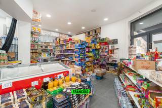 Op zoek naar een interessante investering? Deze instapklare opbrengsteigendom uit ca. 1900 met een bewoonbare oppervlakte van ca. 250 m² op een perceel van 70 m² bestaat uit vier erkende entiteiten en biedt een mooie opportuniteit voor investeerders die op zoek zijn naar een stabiel rendement.<br /><br />Op het gelijkvloers bevindt zich een kruidenierzaak met koer. De bovenliggende verdiepingen zijn ingedeeld als volgt:<br /><br />• 1ste verdieping: appartement met 1 slaapkamer (72m²)<br /><br />• 2de verdieping: appartement met 2 slaapkamers (72m²)<br /><br />• 3de verdieping: appartement met 1 slaapkamer (59m²)<br /><br />Elk appartement beschikt over een eigen keuken en badkamer met douche en/of ligbad.<br /><br />Openbaar vervoer, supermarkten en tal van voorzieningen bevinden zich in de directe omgeving. Daarnaast liggen Tour &amp; Taxis en het historisch centrum van Brussel op een boogscheut.<br /><br />Divers: Elektriciteit conform, Stedenbouwkundige inlichtingen aanwezig, (conformiteitsattest; de gevraagde werken nog niet uitgevoerd. Het pand wordt verkocht in de huidige staat, met de verkregen vergunning die inmiddels verlengd is met een jaar en de koper zal door de brandweer de gevraagde werken uitvoeren), aanwezig, PVC raamprofiel dubbele beglazing, individuele verwarming op aardgas (elk appartement), planché vloeren, dak in goede staat en geïsoleerd, kelder aanwezig, 3 gasmeters, 5 elektriciteitsmeters en 4 watermeters en enkel het gelijkvloers is verhuurd (€900)<br /><br />Dankzij de praktische indeling, erkende entiteiten en centrale ligging vormt dit pand een zorgeloze investering met veel potentieel.<br /><br />Interesse? Contacteer Davy Vermander voor meer informatie of een bezoek ter plaatse.<br /><br />