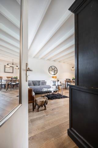<p><span>Deze woning wordt aangeboden als investeringseigendom. De huidige eigenares blijft de woning nog maximaal 15 jaar bewonen. Bij een klassieke aankoop huurt zij de woning verder aan € 800/maand. Daarnaast is aankoop via lijfrente mogelijk, met een boeket van € 50.000 en een maandelijkse rente van € 565 gedurende maximaal 15 jaar. Wenst u meer informatie of een bezoek ter plaatse? Contacteer Kato via kato@reds.be of +32 3 227 58 58.<br /><br />Bij het betreden van deze charmante woning ervaart u meteen een heerlijk vakantiegevoel, omringd door groen en rust. Via de inkomhal bereikt u de gezellige leefruimte met woon- en eetkamer, waar grote raampartijen een prachtig uitzicht bieden op de fraai aangelegde tuin en de achterliggende weilanden.<br /><br />De leefruimte met gaskachel sluit aan op de open, functioneel ingerichte keuken. Aansluitend bevinden zich een praktische berging/wasplaats met toegang tot de tuin en een badkamer met inloopdouche, toilet en lavabomeubel.<br /><br />Verder beschikt de woning over een comfortabele slaapkamer met zicht op het omliggende groen.<br /><br />De rustige, groene ligging is zonder twijfel een absolute troef. U geniet hier van maximale privacy en een prachtige natuurlijke omgeving, terwijl het centrum van Schilde en alle voorzieningen zich op korte afstand bevinden.<br /></span></p>
