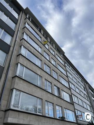 <h1><span>Ruim 3-slaapkamerappartement met terras in Berchem!</span></h1><p><span>Welkom in dit ruime en aangename 3-slaapkamerappartement, gelegen aan de Fruithoflaan in het verzorgde gebouw Pallas Athena, voorzien van een lift.</span></p><p><span>Het appartement geniet van een uitstekende ligging. </span><span>Niet alleen bent u super gelegen qua (buurt)winkels, ook bent u op een boogscheut van belangrijke invalswegen.</span></p><h3><span>Inkomhal, leefruimte en keuken</span></h3><p><span>U betreedt het appartement via een ruime inkomhal, voorzien van een parlofoon en een praktische, ingemaakte vestiairekast.</span></p><p><span>De bijzonder ruime leefruimte biedt veel mogelijkheden voor een comfortabele en sfeervolle inrichting. </span></p><p><span>Aansluitend bevindt zich de keuken, die beschikt over een kookvuur, oven, vaatwasser, koelkast, diepvriezer en een grote hoeveelheid kastruimte. Daarnaast is er een handige berging aanwezig.</span></p><h3><span>Slaapkamers en badkamer</span></h3><p><span>Het appartement beschikt over drie slaapkamers. 1 van de slaapkamers is uitgerust met ingebouwde kasten. Vanuit 1 van de slaapkamers heeft u rechtstreeks toegang tot het aangename terras, een ideale plek om in alle rust van de buitenlucht te genieten.</span></p><p><span>De badkamer is uitgerust met een ligbad met douchecombinatie, een enkele lavabo en een toilet.</span></p><p><span>Daarnaast beschikt het appartement over een apart gastentoilet met handenwasser.</span></p><p><span> </span></p><p><span> </span></p><p><span>Huurprijs, kosten & beschikbaarheid: </span></p><p><span>Maandelijkse huurprijs: 975,00 euro/maand </span></p><p><span>Maandelijkse provisiekosten: 260,00 euro/maand (incl: water, elektriciteit, verwarming onderhoud gebouw, lift...)</span></p><p><span>Beschikbaarheid: Onmiddellijk</span></p><p><span> </span></p><p><span>Mis deze unieke kans niet! </span></p><p><span> </span></p><p><span> </span></p>