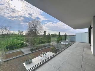 Au deuxième étage, vous trouverez cet appartement étonnamment spacieux et lumineux. Par le hall d'entrée avec toilettes invités, vous entrez...