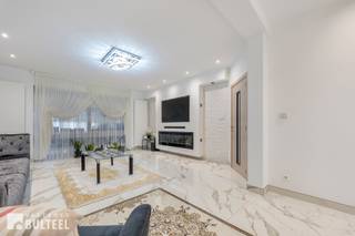 Deze gerenoveerde woning is gelegen in een rustige wijk nabij het centrum van Sint-Niklaas. De woning heeft alles wat u nodig heeft om ruim...