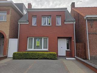 Ruime gezinswoning met tuin nabij het centrum van Retie.We betreden de woning via de inkomhal, die meteen toegang biedt tot de leefruimte en de trap...