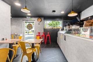 <p>Te koop: handelspand in Sint-Niklaas met vlotte bereikbaarheid en zichtbare ligging.</p>
<p>Dit handelspand uit 2009 bevindt zich op een drukke en residentiële locatie in Sint-Niklaas, nabij openbaar vervoer en belangrijke invalswegen. Dankzij de centrale ligging geniet u hier van een goede visibiliteit en een vlotte bereikbaarheid voor klanten en leveranciers. De praktische indeling biedt verschillende mogelijkheden voor commerciële activiteiten of dienstverlening. Bovendien beschikt het pand over meerdere bergruimtes, wat extra comfort en functionaliteit creëert. Een interessante opportuniteit voor wie een handelspand wil kopen op een strategische locatie.</p>
<p>• Handelsruimte (58 m²) met flexibele indelingsmogelijkheden</p>
<p>• Keuken (7 m²) geschikt als praktische personeelsruimte</p>
<p>• Berging (17 m²) met extra opslagmogelijkheden</p>
<p>• Berging (15 m²) ideaal voor stock of archief</p>
<p>• Toilet aanwezig</p>
<p>• Koelcel aanwezig</p>
<p> </p>
<p>Troeven</p>
<p>• Strategische ligging nabij invalswegen en openbaar vervoer</p>
<p>• Goede visibiliteit dankzij drukke ligging</p>
<p>• Praktische indeling met ruime handelsruimte en extra stockage</p>
<p><span>• Momenteel verhuurd aan 1750 euro/maand + 125/maand aan gemeenschappelijke kosten </span></p>
<p>Neem vandaag nog contact op met je ERA-makelaar voor een bezoek. JOUW DROOMHANDELSPAND. ZO GEVONDEN!</p>