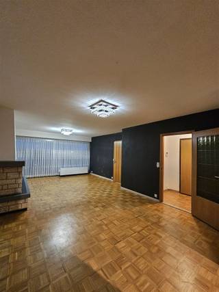<p><strong><u>Appartement met 2 slpks, 2 terrassen en een staanplaats</u></strong></p><p>Dit instapklaar appartement is gelegen op de 5de verdieping. <br />Op wandelafstand van openbaar vervoer, winkels, restaurants, scholen en op- en afrit autosnelweg.</p><p><strong>De indeling:</strong><br />Inkomhal met vestiaire. Aansluitend de zeer ruime en lichtrijke leefruimte met vooraan een terras. <br />De keuken met berging.</p><p>Een dressing/bureauruimte.<br />2 ruime slaapkamers (rolluiken aanwezig) waarvan 1 toegang heeft naar het terras achteraan. <br />De badkamer met ligbad, dubbele lavabomeubel en aansluiting voor wasmachine en droogkast.<br />Apart toilet met handenwasser.</p><p>Ondergrondse parking en fietsenstalling is inclusief de huurprijs.</p><p><strong>De pluspunten:</strong><br />- Topligging<br />- Zeer gunstige EPC score - label B<br />- Ruim appartement met 2 terrassen<br />- Beschikbaarheid is overeen te komen</p>