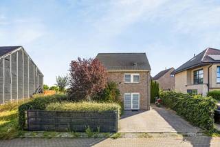 <p><span>Immo Pické biedt U deze recente en instapklare woning uit 2012 aan, gelegen in Sint-Pieters-Leeuw. De woning geniet bovendien van een gunstige ligging, in de onmiddellijke nabijheid van scholen, winkels, openbaar vervoer en belangrijke verbindingswegen. </span><span>U wordt verwelkomd in een inkomhal met een apart gastentoilet. Aansluitend bevindt zich de ruime en lichtrijke woonkamer met een open, volledig geïnstalleerde keuken. Naast de keuken is er een praktische berging, ideaal voor extra stockage en eveneens geschikt als wasplaats. </span><span>Op de eerste verdieping bevindt zich de nachthal met toegang tot drie slaapkamers, waarvan twee voorzien zijn van ingebouwde kasten. Daarnaast beschikt deze verdieping over een uitgeruste badkamer met ligbad, aparte douche en toilet. </span><span>Op de tweede verdieping bevindt zich nog een ruime vierde slaapkamer, aangevuld met een praktische zolderberging. </span><span>Het perceel is volledig omheind en beschikt over een elektrische poort aan de oprit. Buiten beschikt de woning over een aangenaam terras met een onderhoudsvriendelijke tuin en een ruime tuinberging. Daarnaast zijn er voor de woning meerdere autostaanplaatsen voorzien. De woning zal uiterlijk één maand na het verlijden van de akte vrij van gebruik zijn.<br /></span>Bijkomende troeven: EPC-label A, conforme elektrische installatie, 18 zonnepanelen, centrale verwarming op gas, warmtepompen, ventilatiesysteem, rolluiken, zonnetent en alarmsysteem.</p>
<p><span>Wenst u meer informatie of een bezoek aan deze woning? Aarzel dan zeker niet om ons te contacteren!</span></p>