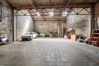 Magazijn van 180 m² met tuin in Leuze – ideaal voor vakman of zelfstandige. Gelegen in Leuze, vlakbij belangrijke invalswegen, ontdekt u dit...