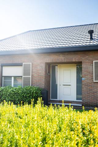 Voor meer informatie, extra foto’s of om een bezoek in te plannen, contacteer Gil via 016 792 900 of gil.christiaens@homixx.be.<br /><br />Bent u op zoek naar een comfortabele woning met veel leefruimte, een ruime tuin én een gunstige energiescore? Dan is deze verzorgde laagbouwvilla zeker een bezoek waard.<br /><br />Gelegen op een royaal perceel van maar liefst 12 are biedt deze woning alle troeven voor wie comfortabel gelijkvloers wil wonen. De villa beschikt over vier volwaardige slaapkamers, een badkamer en een volledig uitgeruste keuken die aansluit op de aangename leefruimtes.<br /><br />Verder beschikt de woning over een praktische zolder, een ruime garage en een kelder die tal van opbergmogelijkheden bieden. Buiten geniet u van een mooi aangelegd, zuidgericht terras met zonneluifel, waar u in alle rust kunt ontspannen en optimaal kunt profiteren van zonnige dagen.<br /><br />Ook op energetisch vlak heeft deze woning heel wat te bieden. Het dak werd reeds vernieuwd en geïsoleerd en met een EPC-label C is de woning vandaag al energiezuinig. Bovendien kan met een relatief eenvoudige ingreep, namelijk het aanbrengen van bijkomende vloerisolatie, een verbetering naar een gunstig EPC-label B worden gerealiseerd. Zo investeert u in een woning die niet alleen comfortabel is, maar ook klaar is voor de toekomst.<br /><br />Dankzij het ruime perceel, de praktische indeling en de uitstekende combinatie van wooncomfort, energiezuinigheid en uitbreidingsmogelijkheden is deze woning een ideale thuis voor gezinnen en iedereen die op zoek is naar rustig wonen met alle comfort.<br /><br />Interesse? Contacteer ons vandaag nog voor een bezoek en ontdek zelf alle troeven van deze prachtige laagbouwvilla.