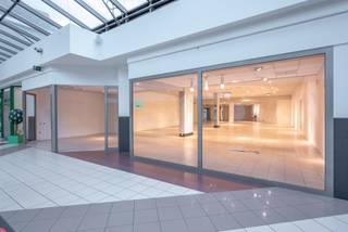 Op de meest commerciële ligging in het centrum van Kapellen, in de Shopping Promenade, kan u deze zeer ruime showroom/handelsruimte terugvinden. Gelegen tussen Apotheek Herman en Jacobs Concept Store, ligt dit pand met grote etalage vlakbij de inkom van de Promenade. De bruikbare oppervlakte bedraagt 320m² en omvat, naast de eigenlijke handelsruimte, ook een handig magazijn (bereikbaar via de Stationsstraat), een toilet en een keuken. De huurprijs bedraagt 150/m² exclusief kosten. Dankzij de goede ligging is er gegarandeerd een grote passage van de bezoekers van de Promenade. Wenst u meer informatie en/of een bezichtiging?
Contacteer ons 03/568.03.03 of info@vastgoed03.be.