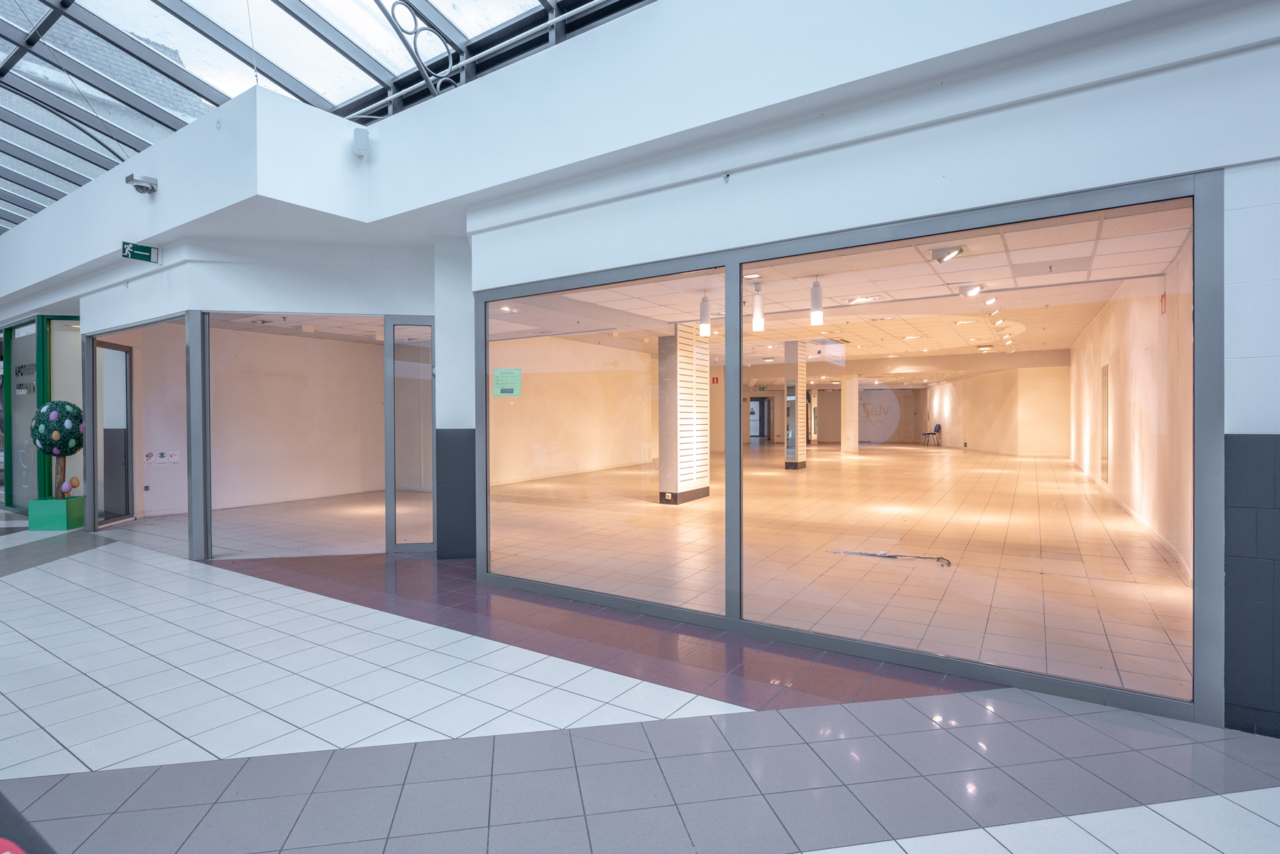 Commercieel gelijkvloers vlakbij de ingang in shoppingcenter de Promenade! - foto 2