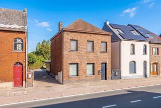 <p><span>Welkom bij deze interessante woning te Moleken 8 Wichelen. Gelegen op een mooi perceel van 800m² geniet je hier van een woning dat zowel ruimte als mogelijkheden aanbiedt. De woning is centraal gelegen, waardoor verschillende voorzieningen in de directe nabijheid zijn, denk maar aan winkels, school, openbaar vervoer en ontspanning! </span></p><p><span> </span></p><p><span>Bij het betreden van de woning word je verwelkomd in een uitnodigende inkomhal. De lichtrijke woonkamer, uitgerust met een gezellige gashaard, vormt het warme hart van het huis en biedt alle comfort voor ontspannen momenten. Aansluitend vind je de ruime keuken. Verder beschikt het gelijkvloers over een praktische wasruimte, badkamer met toilet, dubbele lavabo en ligbad. Er is tevens een veranda en nog extra bergruimte aanwezig, die verdere mogelijkheden naar uitbreiding geeft. </span></p><p><span> </span></p><p><span>Op de bovenverdieping bereik je drie slaapkamers en via een vaste trap is er toegang tot zolder waar nog mogelijkheden zijn tot het creëren van een extra kamer. </span></p><p><span> </span></p><p><span>Ook buiten stelt dit pand niet teleur: de levendige, volwassen tuin nodigt uit tot ontspanning, en geeft een waar vakantiegevoel in eigen land. Hier kan je genieten van buitenterras met overkapping, een leuke moestuin, plek voor dieren te houden en zoveel meer. </span></p><p><span> </span></p><p><span>Hoewel de woning op energetisch vlak nog aanpassingen nodig heeft, is hier een mooie basis aanwezig voor een prachtige thuis te maken. </span></p><p><span> </span></p><ul><li><span>EPC: 665 kWh/(m²jaar) – Label F (renovatieverplichting van toepassing) </span></li><li><span>Elektriciteit conform</span></li><li><span>CV op gas + elektrische verwarming</span></li></ul><p><span>Ben je op zoek naar een interessante woning met prachtige tuin? Dan is dit pand te Moleken absoluut een bezoek waard!</span></p><p><span> </span></p><p><span>Neem contact op met Quinten van Immo Zone op 0485/02.48.04 – quinten@immo-zone.be voor meer informatie of een bezichtiging.</span></p><p><span> </span></p><p><span>Alle documenten zijn reeds te raadplegen via de website van Immo Zone.</span></p><p><span> </span></p>