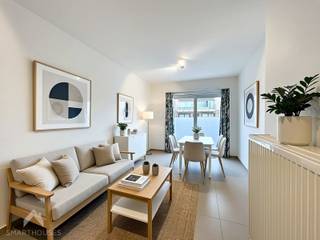 <span>Op slechts 100 meter van het strand van Wenduine bevindt zich dit vernieuwde, energiezuinige appartement in een kleinschalige residentie. Het appartement, toegankelijk via de gemeenschappelijke inkomhal met lift, biedt een ideale mix van comfort en functionaliteit en is de perfecte uitvalsbasis voor wie graag dichtbij zee verblijft. De leefruimte omvat een gezellige zit- en eethoek met een aangename lichtinval. Vanuit de leefruimte heeft u toegang tot het balkon, vanwaar u de zee op korte afstand kan zien en de nabijheid van de kust extra tot zijn recht komt. De open keuken sluit praktisch aan op de leefruimte en is functioneel ingericht. Verder beschikt het appartement over een afzonderlijk toilet en een handige berging, wat zorgt voor extra comfort en bergruimte. De slaapkamer is ruim en beschikt over een open badkamer met lavabo en inloopdouche, wat zorgt voor een praktische en eigentijdse indeling. Dankzij de uitstekende ligging op wandelafstand van alle voorzieningen en het strand vormt dit appartement een interessante opportuniteit, zowel als vaste woonst, tweede verblijf of investering aan zee. In deze residentie worden vijf appartementen te koop aangeboden wat de mogelijkheid biedt om het verdiep te kiezen.<br /></span><br />Troeven<br />
<ul>
<li>energiezuinig</li>
<li>volledig gerenoveerd in 2018</li>
<li>op 100 meter van het strand</li>
<li>op 100 meter van tramhalte</li>
<li>in een rustige straat</li>
<li>instapklaar</li>
</ul>
<p>Deze woning is te koop ZONDER makelaar via het concept van Smart Houses. Wenst u verdere inlichtingen of een bezoek? Contacteer rechtstreeks de eigenaar via 0486/49.68.97</p>