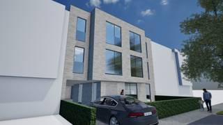 <p><span>Energiezuinig wonen nabij het centrum op wandelafstand van winkels en openbaar vervoer.</span></p><p><span> </span></p><p><span> </span></p><p><span>Ontdek dit moderne nieuwbouwproject met comfortabele appartementen met 1 of 2 slaapkamers, gelegen in een kleinschalig gebouw met lift, op wandelafstand van het centrum.</span></p><p><span> </span></p><p><span>De appartementen zijn uiterst energiezuinig en uitgerust met een warmtepomp met vloerverwarming, zonnepanelen en een ventilatiesysteem D, wat zorgt voor een gezond binnenklimaat en lage energiekosten.</span></p><p><span> </span></p><p><span>Achteraan het gebouw bevinden zich privatieve parkeerplaatsen, wat extra rust en comfort garandeert. Dit project is ideaal voor wie duurzaam, comfortabel en centraal wil wonen.</span></p>