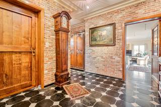 <p><span>In deze unieke villa, gebouwd in 1990, komen rust, ruimte en karakter perfect samen. De woning ligt op een riant perceel van maar liefst </span><span>6.142 m²</span><span>, waardoor je volop privacy hebt en kunt genieten van de prachtige, groene omgeving. </span></p><p><span>Met een bewoonbare oppervlakte van </span><span>270 m²</span><span> is er aan ruimte geen gebrek. De villa beschikt over een ruime inkomhal met vestiaire en een apart toilet, die leidt naar een sfeervolle leefruimte. Hier vind je een gezellige zit- en eetplaats, ideaal voor zowel dagelijkse maaltijden als etentjes met vrienden en familie. De zeer ruime, geïnstalleerde keuken is een droom voor elke thuiskok, compleet met een gezellige veranda die uitkijkt op de weelderige tuin. </span></p><p><span>De woning biedt momenteel drie ruime slaapkamers, maar er is de mogelijkheid om een vierde slaapkamer te creëren. Daarnaast zijn er twee badkamers en een zolder die tal van mogelijkheden biedt, van extra opslagruimte tot een hobbykamer. </span></p><p><span>Praktische voorzieningen maken het plaatje compleet: een handige wasplaats, een wijnkelder voor de liefhebbers en twee dubbele garages. Bovendien zorgen de </span><span>18 zonnepanelen</span><span> voor een duurzame en energiezuinige woning. </span></p><p><span>Dit is de perfecte plek voor wie op zoek is naar een prachtige villa met veel ruimte en een authentieke sfeer, en dat alles op een fantastische locatie. </span></p><p><span> </span></p><p><span>Voor meer informatie en/of een bezoek, contacteert u Didier van Immo Zone op het nummer 0476/ 73. 17. 99.</span></p><p><span> </span></p>