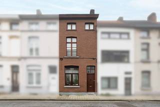 Maison prête à emménager située à Muide, à Gand, un quartier en plein développement avec des liaisons faciles et toutes les commodités à proximité.<br /><br />La maison dispose d'un espace de vie spacieux avec une cuisine entièrement équipée avec cuisinière à gaz. Il y a également une petite cour, avec à l'arrière une petite salle de bains, des toilettes et un raccordement pour machine à laver. <br /><br />Au premier et au deuxième étage, ainsi que dans les combles, se trouvent au total quatre chambres et une salle de bains supplémentaire équipée.<br /><br />La maison est en principe prête à emménager, la base est excellente, et seuls quelques légers rafraîchissements peuvent être souhaitables. Vous pouvez donc y emménager immédiatement.<br /><br />La maison est parfaitement adaptée comme :<br /><br />première maison individuelle<br /><br />logement étudiant pour les enfants qui font leurs études<br /><br />investissement immobilier<br /><br />Atouts supplémentaires :<br /><br />Surface habitable : ± 166 m²<br /><br />Surface du terrain : ± 90 m²<br /><br />PEB avantageux<br /><br />Situé à seulement 5 minutes à vélo du centre de Gand<br /><br />Situation idéale entre les Wondelgemse Meersen et le Houtdok<br /><br />Parc Kapitein Zeppospark à proximité<br /><br />Les visites sont possibles sur rendez-vous.<br />Première journée de visite : samedi 17/1 dans l'après-midi. <br /><br />Contact :<br />Simon Coens<br />📞 0478/206.774<br />✉️ simon@cornelis-goeman.be<br /><br />📎 Lien via le site Cornelis Goeman