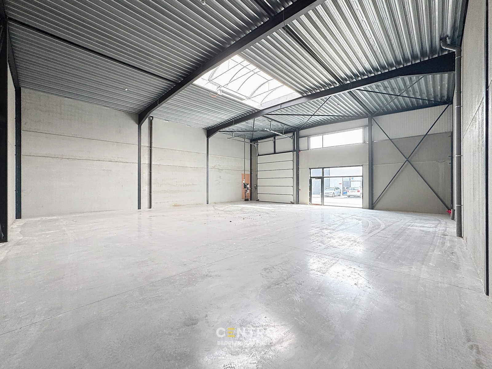 Goed geïsoleerde (vorstvrij) NB OPSLAGRUIMTE (255m²) met grote glaspartij (burelen) en 2 private parkeerplaatsen voor de deur. Op industriezone te Aalter. - photo 5