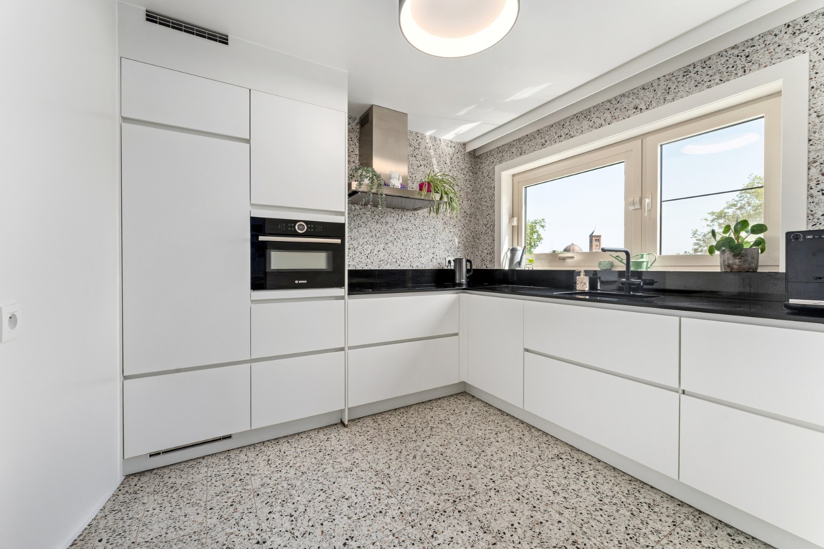 Lichtrijk en instapklaar appartement met garage te Kristus-Koning - foto 5