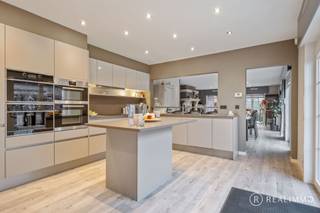 Op zoek naar <strong>net dat tikkeltje meer?</strong> Dan is deze uitzonderlijke villa van maar liefst 260 m² bewoonbare oppervlakte exact wat je zoekt. Gelegen in <strong>een rustige woonwijk</strong> aan de rand van Waregem, combineert deze woning ruimte, <strong>luxe </strong>en een uiterst centrale ligging. Horeca, scholen, openbaar vervoer en het centrum van Waregem bevinden zich allemaal op een boogscheut.<br />Je wordt verwelkomd in een <strong>imposante inkomhal</strong> die meteen de toon zet. Het gelijkvloers beschikt over twee slaapkamers (momenteel ingericht als één ruime master bedroom), een lichtrijke leefruimte met gezellige gashaard en een volledig uitgeruste keuken <strong>tot in de puntjes afgewerkt</strong> met o.a. vaatwas, kookplaat, ingebouwde koffiemachine, frigo, microgolfoven, oven en een praktisch keukeneiland.<br /><br />Verder vind je op het gelijkvloers nog een <strong>derde slaapkamer</strong>, een stijlvolle badkamer met inloopdouche, ligbad en lavabomeubel, een apart gastentoilet én een handige berging/wasplaats.<br /><br />De bovenverdieping is ingericht als <strong>een volwaardige aparte woonentiteit</strong>, compleet met leefruimte, eetplaats, kitchenette, <strong>vierde slaapkamer</strong> en een tweede badkamer. Ideaal voor co-housing, een praktijk aan huis, extra slaapmogelijkheden of een hobbyruimte – <strong>de mogelijkheden zijn eindeloos</strong>.<br /><br />Achteraan geniet je van een prachtig aangelegde tuin met vijver, waar rust en privacy centraal staan. De absolute kers op de taart? Een volledig ingericht <strong>poolhouse </strong>met keuken, sauna en inloopdouche – <strong>pure ontspanning in eigen tuin</strong>.
<ul>
<li>Inpandige garage + carport</li>
<li>EPC: Label B</li>
<li>Verwarming op aardgas</li>
<li>Zonnepanelen aanwezig</li>
</ul>
<strong>Richtprijs € 549.000,– elk bod wordt voorgelegd aan de eigenaar.</strong><br /><br />Kortom: een woning die comfort, ruimte en luxe moeiteloos combineert. <strong>Klaar om verliefd te worden?</strong><br /><br />Meer info of een bezoek?<br />Contacteer Cedrik via 0472 66 56 64 of cedrik@real-immo.be