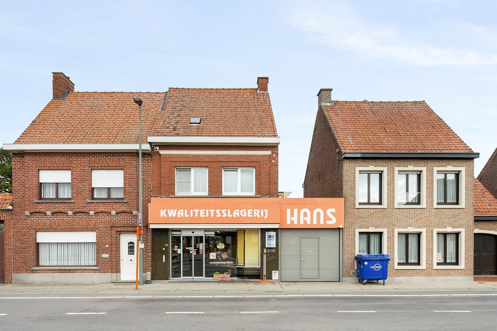 COMMERCIËLE HANDELSWOONST MET 3 SLPKS, GROTE GARAGE EN GUNSTIG EPC - foto 1