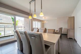 Ontdek dit aangename en lichtrijke appartement, ideaal gelegen in het centrum van Torhout. Het appartement is perfect voor wie op zoek is naar...
