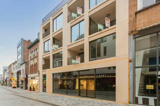 Dit nieuwbouw handelsgelijkvloers bevindt zich in het centrum van Aalst op een commerciële topligging nabij winkels, scholen, station,...