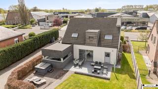 <p>Gelegen op een prachtig perceel van maar liefst 1.911 m² en op wandelafstand van het centrum van Loenhout, bevindt zich deze energiezuinige en kwalitatief afgewerkte woning. De combinatie van ruimte en hoogwaardige materialen maakt van deze eigendom een ideale gezinswoning met heel wat mogelijkheden.</p><p>Bij het betreden van de woning wordt u verwelkomd in een zeer ruime en lichtrijke leefruimte, waar grote raampartijen zorgen voor een aangename connectie met de tuin. In de leefruimte is voldoende plaats voor  een grote eettafel en een aparte zithoek met gashaard. Aansluitend bevindt zich de volledig ingerichte keuken, voorzien van alle noodzakelijke toestellen. Daarnaast is er een praktische bergruimte/wasruimte met toegang tot de tuin. Een van de grote troeven van deze woning is de aanwezigheid van een slaapkamer/hobbyruimte. <br />Via de stenen trap in de zeer lichtrijke inkomhal komt u terecht op de eerste verdieping. Deze omvat nog drie volwaardige en ruime slaapkamers, evenals een aparte bureauruimte. De badkamer is compleet uitgerust met een dubbele wastafel, toilet, ligbad en douche.</p><p>Buiten geniet u van een prachtige tuin met nog heel wat troeven: een garage met verdieping, een zwembad en een praktische tuinberging. Bovendien biedt de grote oprit voldoende parkeergelegenheid.</p><p>Extra troeven:<br />-  27 zonnepanelen<br />- EPC-label B<br />- Conforme elektriciteitskeuring<br />- Beschikbaar februari 2027</p><p>Bent u geïnteresseerd? Plan dan snel uw bezichtiging in via miete@janssenenjanssen.be </p>