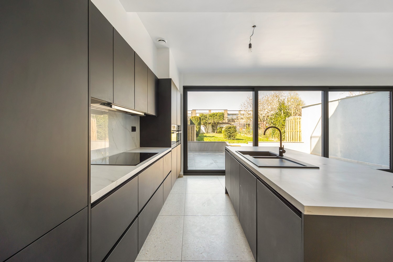 Modern gelijkvloers appartement met een zeer grote tuin (±200m²)  in hartje Sint-Niklaas! - photo 4