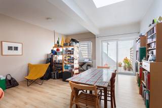 Omgeving<br /><br />In de aangename en rustige Dendermondstraat, vlakbij de Troonplaats vinden we deze charmante woning terug. De woning springt meteen in het oog dankzij haar karaktervolle en charmante gevel, die het pand een authentieke uitstraling geeft. Tegelijk geniet u hier van een vlotte bereikbaarheid en de nabijheid van winkels, openbaar vervoer, belangrijke invalswegen en het bruisende stadsleven. <br /><br /> Indeling<br /><br />De woning is momenteel ingericht in 2 afzonderlijke appartementen, die beide verhuurd zijn.<br /><br />Op het gelijkvloers bevindt zich het eerste appartement. Dit beschikt over een leefruimte, keuken, badkamer en 1 slaapkamer. Achteraan is er bovendien een koer, een aangename extra buitenruimte.<br /><br />Het tweede appartement strekt zich uit over de eerste en tweede verdieping en is ingericht als duplex. Op de eerste verdieping bevindt zich de ruime leefruimte met open keuken. Achteraan vinden we de badkamer en een bijkomende ruimte die momenteel als stockageruimte wordt gebruikt. Er is ook een terras aanwezig op de eerste verdieping. <br /><br />Op de bovenste verdieping bevinden zich nog 2 slaapkamers.<br /><br />Momenteel bedraagt de totale maandelijkse huurprijs 1570 euro. <br /><br />Troeven<br /><br />- TOP buurt met gezellige barretjes <br />- Momenteel verhuurd<br />- Ruime slaapkamers<br />- Grote kelder<br /><br />Verplichte vermeldingen<br /><br />- EPC: 311 kWh/m²<br />- P-score C<br />-G-score C<br />Stedenbouwkundige inlichtingen: in aanvraag.