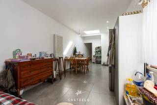 Contacteer Elynn op 0494131405 om een bezoek te plannen. <br /><br />Bent u op zoek naar een ruim en gerenoveerd appartement op een centrale locatie nabij<br />Gent? Of bent u als investeerder op zoek naar een appartement met een bestaande<br />huuropbrengst?<br /><br />Dit gerenoveerde gelijkvloers appartement van 108 m² aan de Land Van Waaslaan 120<br />in Sint-Amandsberg biedt een mooie combinatie van ruimte, comfort en een interessante<br />ligging.<br /><br />Indeling appartement : inkomhal, keuken/leefruimte, 2 badkamers, 2 toiletten, 3 volwaardige<br />slaapkamers, wasruimte, kelder ,… waardoor het zowel geschikt is voor een gezin, als voor<br />koppels, of investeerders. Er is een aparte toegang waardoor de voorste en achterste ruimte<br />kunnen gescheiden zijn van elkaar en mogelijkheden biedt voor wie dit wenst. Dankzij de<br />ligging op het gelijkvloers is de woning bovendien vlot toegankelijk.<br /><br />Een belangrijke troef is de centrale ligging in Sint-Amandsberg, vlak bij Gent-Dampoort.<br />Van hieruit zijn het centrum van Gent, het station en verschillende belangrijke<br />verbindingswegen vlot bereikbaar. In de directe omgeving vindt u tal van voorzieningen zoals<br />winkels, scholen, horeca en openbaar vervoer. De nabijheid van station Gent-Dampoort<br />maakt deze locatie bovendien bijzonder praktisch voor wie zich dagelijks naar Gent of de<br />omliggende gemeenten verplaatst.<br /><br />De combinatie van de centrale ligging en de goede bereikbaarheid maakt het appartement<br />interessant voor zowel eigen bewoning als verhuur.<br />Het appartement is momenteel verhuurd aan €1.200 per maand, wat overeenkomt met<br />een netto rendement van 4,16 %. Dit maakt het appartement interessant voor wie op zoek is<br />naar een vastgoedbelegging met een bestaande goede huurder en een onmiddellijke<br />huuropbrengst.<br /><br />De belangrijkste troeven op een rij: bewoonbare opp. van maar liefst 108m², gerenoveerd<br />appartement, gelijkvloers , 3 ruime slaapkamers: 18 m², 15 m² en 9 m², kelder aanwezig,<br />EPC-label C = 292 kWh/m²/jaar, Momenteel verhuurd aan €1.200/ maand, netto<br />huurrendement van 4,16 %, Vlak bij Gent-Dampoort, goede bereikbaarheid en nabijheid<br />van Gent-centrum<br />Kortom, aarzel niet langer en kom deze topper ontdekken.