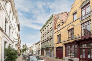 De Kroon - Exclusief wonen in een karaktervol erfgoedpand te Borgerhout!<br /><br />Ontdek De Kroon, een uniek renovatieproject in een prachtig art-nouveau gebouw gelegen in de Kroonsstraat te Borgerhout. Dit geselecteerde bouwkundige erfgoed ontworpen in 1913 door architecten Peter en Hendrik Wittocx en gebouwd in opdracht van bakker Alfons Heylen wordt met respect voor zijn authentieke karakter omgevormd tot een hedendaags woonproject.<br /><br />Het project omvat negen appartementen met één of twee slaapkamers en één magazijn van 192 m². De appartementen variëren van 40 m² tot 114 m² bewoonbare oppervlakte en beschikken afhankelijk van de unit over een terras of privatieve tuin. Reeds 9 van 10 appartementen zijn verkocht! <br /><br />- SEMI CASCO Triplex / Stadswoning 103 – € 299.000 - 122 m² | 2 slaapkamers | Terras 6,5 m²:<br /><br />Semi-casco duplexappartement met geïnstalleerde keuken waarbij de koper de overige afwerking naar eigen smaak kan realiseren. <br /><br />122m2 bewoonbare oppervlakte cfr EPC.<br /><br />Huidige foto's en 3D renders dienen ter illustratie van het project. <br /><br />Verkoop onder het tarief van 2% registratierechten mogelijk, mits de koper aan de wettelijke voorwaarden voldoet. <br /><br />Contacteer ons voor meer informatie, plannen, beschikbaarheid of een bezoek ter plaatse via info@dvarealestate.be of 03/297.00.00.