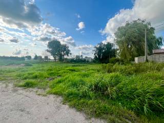 Ontdek deze bouwgrond in Handzame, deelgemeente van Kortemark. Je woont er nabij het centrum, in de buurt van winkels (supermarkt op 300 m), scholen (basisschool op 350 m) en openbaar vervoer (bushalte op 900 m). Dit zuidwest gericht perceel geniet van een weids uitzicht over de velden en weiden.
De grootte van dit villaperceel, 781 m² en de ruime stedenbouwkundige voorschriften (1 of 2 bouwlagen, vlak of hellend dak) bieden tal van mogelijkheden. Hier bouwen we jouw nieuwe, energiezuinige woning volledig op maat, tegen een vaste prijs.
Contacteer me gerust en ontdek alle mogelijkheden!