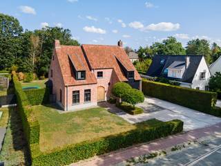 <p>Deze prachtige villa aan de Marnixdreef in Lier biedt alle ruimte en comfort voor een luxueuze levensstijl. Met een royale bewoonbare oppervlakte van 370 m² is dit pand perfect voor gezinnen of individuen die op zoek zijn naar een thuis met tal van mogelijkheden.<br /><br />Gelegen in een rustige en groene omgeving geniet u hier van de nodige sereniteit, terwijl het stadsleven toch vlakbij is. De villa heeft een eigentijdse uitstraling en beschikt over een praktische indeling die perfect aansluit bij de moderne woonwensen.<br /><br />Bij binnenkomst wordt u verwelkomd in een ruime inkomhal die toegang biedt tot het gastentoilet, de bureauruimte en de lichtrijke woonkamer, die naadloos aansluit op de open keuken.<br />Verder vinden we op het gelijkvloers een gezellige zithoek met houthaard, een handige wasberging en een ruime garage (26 m²) met automatische poort en aparte ingang.<br /><br />Via de inkomhal bereiken we de nachthal, die toegang geeft tot alle kamers op de eerste verdieping. De ruime hoofdslaapkamer (20 m²) geniet van een prachtig uitzicht op de tuin en beschikt over een royale dressing en een volledig geïnstalleerde en-suitebadkamer.<br />Op de eerste verdieping bevinden zich daarnaast nog twee slaapkamers (19 m² en 16 m²), een apart toilet en een tweede badkamer, uitgerust met een inloopdouche en dubbele lavabo.<br /><br />Ook beschikt de woning over een zeer ruime zolderverdieping (80 m²) met tal van mogelijkheden. Er is reeds een vaste trap voorzien en dankzij de betonplaat tussen de verdiepingen biedt deze ruimte heel wat potentieel voor verdere inrichting.<br /><br />Ten slotte is er nog de ruime tuin met tuinhuis/poolhouse, een absolute meerwaarde voor deze reeds bijzonder complete woning.<br /><br />Troeven:<br />+ Zeer ruime woning<br />+ Toplocatie nabij het groen en het centrum van Lier<br />+ Kwalitatieve afwerking met ingemaakt schrijnwerk<br />+ Gunstig EPC-label C<br />+ Ruime en polyvalente zolder<br />+ 3 slaapkamers<br />+ Ruime oprit<br />+ Tuin met poolhouse<br /><br />Heeft u interesse in deze prachtige villa en wenst u een bezoek ter plaatse in te plannen? Aarzel dan niet om ons te contacteren via het nummer 03 337 50 70 of via info@vbvastgoed.be</p>