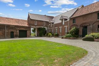 Ferme en carré unique et pleine de charme sur 2 hectares, composée d'une maison de caractère, d'une magnifique cour intérieure, d’un grand...