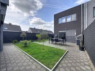 Recente woning op 217 m² met op een rustige ligging bestaande uit een inkomhal met afzonderlijk toilet, volledig uitgeruste open keuken,...