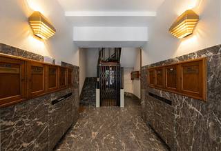 Ruim en karaktervol Art Deco-appartement van 130 m² aan de Frankrijklei.
Instapklaar, onbemeubeld en stijlvol gerenoveerd appartement op de 4de verdieping, midden in de gegeerde theaterbuurt.
Dit prachtige appartement combineert authentieke Art Deco-elementen met hedendaags comfort. De royale leefruimtes, hoge lichtinval en kwalitatieve afwerking maken dit een bijzonder aangenaam stadsappartement.
Troeven:
• ca. 130 m² woonoppervlakte
• Ruime, lichte living van 42 m² met stalen raam en open zicht op de Frankrijklei
• Authentiek visgraatparket en nieuwe ‘Winckelmans’ dambord-vloeren
• 2 slaapkamers, waaronder een zeer ruime hoofdslaapkamer van ca. 25 m²
• Gerenoveerde keuken, inclusief vaatwasser, oven, koelkast, diepvriezer en kookvuur. Met aansluitend praktische berging met aansluiting voor wasmachine en droogkast
• Nieuwe badkamer met inloopdouche, toilet en lavabo-meubel
• Ruime inkomhal met videofoon, vestiairekast en gastentoilet
• Gekeurde elektriciteit en hoogrendementsglas
• Rolluiken aan de voorzijde
• Privékelder en gemeenschappelijke fietsenstalling
• Authentieke gemeenschappelijke inkomhal en charmante ‘Parijse’ lift
Beschikbaar vanaf 1 oktober 2026
GEEN IMMO
