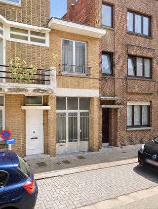<strong>IDEALE INVESTERING VOOR ONTWIKKELAARS - IDEALE STARTERSWONING</strong><br />Gelegen op een zeer centrale ligging in Sint-Niklaas, nabij het station, winkels, de Grote Markt, scholen,.... kan u deze ideale bel-etage starterswoning met tuin terug vinden. De woning is bewoonbaar, echter dient deze met de tijd opgefrist te worden.  Indeling als volgt: Inkomhal via een ruime garage met douche, achterliggende een keuken met apart toilet en zicht op de charmante tuin met tuinhuis. Met een vaste trap bereiken we de eerste verdieping met ontvangstruimte, leefruimte en ruime slaapkamer. <br />De woning kan nog uitgebreid worden in de hoogte, gelijk met de nokhoogte van de woningen links en rechts van de woning. <br />VANAF 150 000 EURO. Bezoeken kan op de bezoekdag op <strong>zaterdag 5 september</strong>, <strong><em>gelieve u vooraf in te schrijven via taghnee@ocvastgoed.be.</em></strong><br />Verplichte vermeldingen:<br />Elektrische keuring: niet conform het AREI<br />EPC label F, 563 kWh/(m² jaar) (Renovatieplicht). <br />Stedenbouwkundige inlichtingen: perceelnummer 0660/00X015 ; woongebied, geen verkavelingsvergunning, geen rechtelijke herstelmaatregel of bestuurlijke maatregel, geen overstromingsgevoeligheid: P- score: A,  G- score: A. <br /><strong>Contacteer Apers Taghnee via taghnee@ocvastgoed.be of via +32 475 42 89 58. </strong>