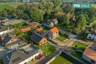 Langs de Brugse Steenweg te Maldegem bevindt zich dit vrijstaand, gelijkvloers (casco) huis te koop op een perceel van 542m². Deze nog naar eigen wens af te werken bungalow biedt u onder andere 2 slaapkamers, tuin + garage en privatieve oprit aan. <br />Indeling (circa 102m2 bewoonbare oppervlakte):<br />- Inkomhal (6m2) met gastentoilet;<br />- lichtrijke woonkamer (26m2);<br />- leefkeuken (10m2);<br />- nachthal (9m2) met afzonderlijk toilet;<br />- badkamer (7m2);<br />- 2 slaapkamers (12m2 & 10m2);<br />- afzonderlijke garage (22m2 + 1°V: 11m2) + ruime, privatieve oprit.<br />Eerste verdieping:<br />- Praktische zolderruimte / berging (40m2).<br /><br /><br />De eigendom wordt aangeboden via de Pre-sale formule. Op 14/11/2026 tussen 13:00 en 16:00 kan u het huis op afspraak komen bezichtigen en een bod uitbrengen. De vermelde prijs is een instelprijs. Voor meer info, gelieve contact op te nemen met de dossierverantwoordelijke.<br /><br />Bestuursmaatregelen in het maatregelenregister: nee