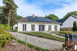 <p><strong>Rustig en residentieel wonen in een prachtige, bosrijke omgeving met maximale privacy!</strong></p>
<p>Op een uitzonderlijk mooi perceel van <strong>1.599 m²</strong>, midden in een groene en residentiële omgeving van Keerbergen, bevindt zich deze <strong>instapklare vrijstaande villa met een bewoonbare oppervlakte van ca. 223 m²</strong>. Deze eigendom combineert rust, ruimte en comfort met een prachtige, volledig aangelegde tuin, een vrijstaande garage en een zwembad. Dankzij de groene omgeving en de optimale privacy geniet u hier dagelijks van een heerlijk vakantiegevoel. Een absolute troef is de <strong>volledig gelijkvloerse woonindeling</strong>. Alle belangrijke leefruimtes bevinden zich op het gelijkvloers, waardoor deze woning niet alleen ideaal is voor gezinnen, maar ook voor wie comfortabel en toekomstgericht wil wonen zonder dagelijks trappen te moeten nemen.</p>
<p><strong>INDELING Gelijkvloers:</strong><br />Via de verzorgde voortuin en de automatische toegangspoort bereikt u deze charmante villa.<br />De inkomhal geeft toegang tot de verschillende leefruimtes. De ruime en lichtrijke woonkamer vormt samen met de gezellige eetplaats het hart van de woning. Dankzij de grote raampartijen geniet u hier van een aangename lichtinval en een prachtig zicht op de groene omgeving.Aansluitend bevindt zich de keuken, die praktisch is ingericht en in verbinding staat met de eetruimte. <br />Verder beschikt de woning over een afzonderlijke wasruimte en de nodige bergruimte.<br />Het nachtgedeelte omvat drie slaapkamers en een comfortabele badkamer met zowel een ligbad als een douche.<br />Een van de slaapkamers kan perfect worden ingericht als bureauruimte, ideaal voor thuiswerkers of wie nood heeft aan een afzonderlijke werkplek. Dankzij de praktische gelijkvloerse indeling geniet u hier van optimaal wooncomfort, zonder dagelijks trappen te moeten nemen.</p>
<p><strong>Verdieping</strong>:<br />Via een vaste trap bereikt u de ruime zolderverdieping, die momenteel gedeeltelijk is ingericht en gedeeltelijk dienstdoet als opbergruimte.<br />Deze verdieping biedt interessante mogelijkheden en kan, mits de nodige afwerking, bijvoorbeeld worden ingericht als een extra slaapkamer, hobbyruimte of polyvalente ruimte. Zo kan u ervoor kiezen om een van de slaapkamers op het gelijkvloers als bureau te gebruiken, terwijl de zolderverdieping bijkomende slaapruimte biedt.</p>
<p><strong>Kelder:</strong><br />De woning beschikt eveneens over een praktische kelderruimte, ideaal voor extra opslag.</p>
<p><strong>Tuin en buitenruimte:<br /></strong>De prachtig aangelegde tuin vormt zonder twijfel een van de grootste troeven van deze eigendom.<br />Het volledig afgesloten perceel biedt een uitzonderlijk gevoel van rust en privacy. De volwassen bomen, groene beplanting en verzorgde tuinaanleg creëren een bijzonder aangename en natuurlijke omgeving.<br />Op het ruime terras kunt u in alle rust genieten van het buitenleven. Het aangelegde zwembad zorgt tijdens de warmere maanden voor extra ontspanning en maakt het vakantiegevoel compleet.<br />Daarnaast beschikt de eigendom over een vrijstaande garage, gebouwd in 2005, en een ruime oprit met automatische toegangspoort.</p>
<p><strong>Ligging: <br /></strong>Deze villa is gelegen in een <strong>bijzonder rustige en residentiële straat in Keerbergen</strong>, omgeven door groen en prachtige bosrijke natuur.<br />De ligging biedt een ideale combinatie van rust, privacy en bereikbaarheid. <br />Hier geniet u van een groene woonomgeving, terwijl het centrum van Keerbergen met zijn winkels, horeca en dagelijkse voorzieningen zich op slechts enkele minuten bevindt. Ook Bonheiden, Haacht, Mechelen en Leuven zijn vlot bereikbaar.</p>
<p><strong>Bent u op zoek naar een instapklare villa waar gelijkvloers wooncomfort, een prachtige tuin, een zwembad en een uitzonderlijk rustige ligging samenkomen? Dan is deze eigendom absoluut een bezoek waard!</strong></p>