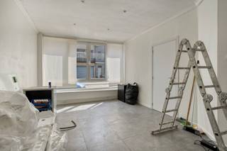 <p><span>Bent u op zoek naar een woning met potentieel, waar reeds belangrijke renovatiewerken werden uitgevoerd? Dan is deze charmante woning in Deurne zeker een bezoek waard.</span></p><p><span>Bij het betreden van de woning komt u in de inkomhal, die toegang biedt tot een eerste slaapkamer of bureauruimte. Deze ruimte is ideaal als thuiskantoor, hobbykamer of extra slaapkamer.</span></p><p><span>Op het gelijkvloers bevindt zich eveneens de badkamer, die in 2022 volledig werd vernieuwd. Deze moderne badkamer is uitgerust met een inkoopdouche en toilet.</span></p><p><span>De eerste verdieping omvat een gezellige leefruimte met open keuken. Dankzij deze open indeling ontstaat een aangename woonomgeving waar koken, eten en ontspannen naadloos in elkaar overlopen.</span></p><p><span>Op de tweede verdieping vindt u nog twee ruime slaapkamers, die tal van mogelijkheden bieden voor een gezin, logeerkamers of een combinatie van slapen en werken.</span></p><p><span> </span></p><p><span>Bijzonderheden</span></p><p><span>EPC Energielabel C - 286 kwh/(m² jaar)</span></p><p><span>Geen renovatieplicht</span></p><p><span>De elektriciteit is conform</span></p><p><span>Er is overal dubbele beglazing met PVC kader</span></p><p><span>CV is op gas</span></p><p><span>P-score: D</span></p><p><span>G-score: D</span></p>