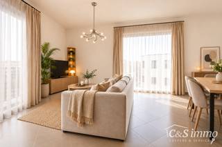 Twee slaapkamer appartement met lift. Via de gang komen we rechtstreeks in de ruime lichtrijke woonkamer op keramische tegelvloer (ca.34m²) met aansluitend de ingerichte keuken (ca 8m² ) met koelkast, keramisch kookvuur, dampkap, ingebouwde vaatwasmachine, dubbele spoelbak en genoeg opbergruimte. Vanuit de keuken en woonkamer toegang tot het terras (ca 11 m²) voorzien van een schuifraam. Apart toilet met handenwasser. Ingerichte badkamer met douche (5m² ) en badkamermeubel. 2 Ruime slaapkamers (ca 11m² - 12m²) met veel lichtival. Goed geïsoleerd appartement, dubbele beglazing met kantelsysteem. Het appartement beschikt ook over gemeenschappelijke private tuin van (ca. 2000m²). Autostaanplaats met berging verplicht mee te huren voor 80 euro/ maand. Beschikbaar vanaf 15 oktober 2026.